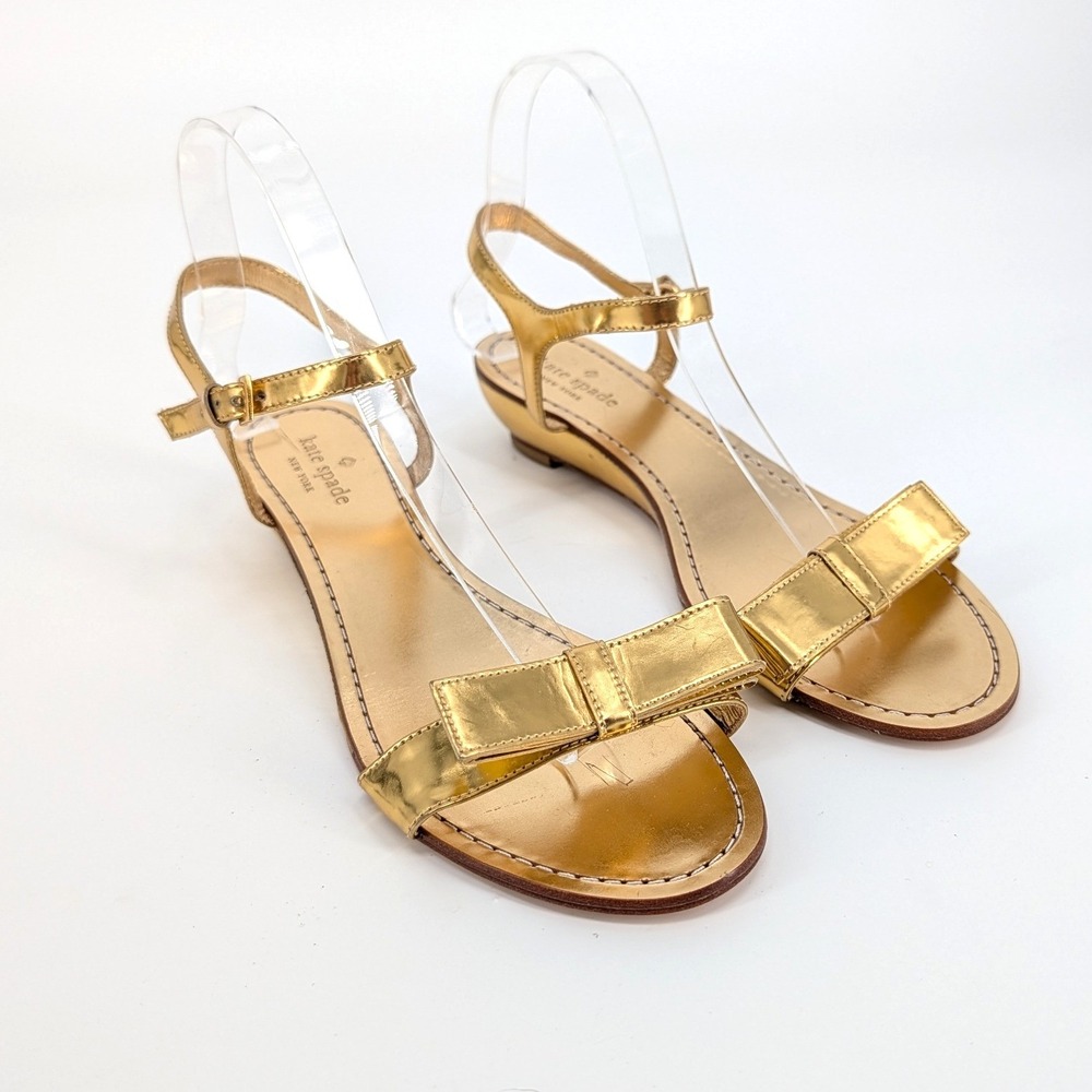 NWOT Kate Spade NY Gold Metallic Leather Bow Sandals Low Kitten Wedge Size 8M